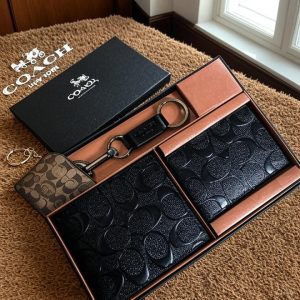 037e5175-c1a2-45cd-8f57-e68b176677df Coach: Gaya dan Kualitas dalam Setiap Detail